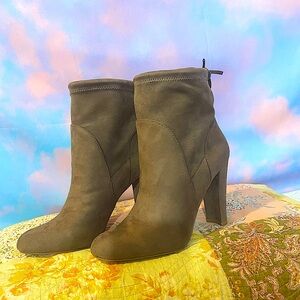 Beautiful Charles David Women’s Taupe Microsuede Heeled Booties (NWT Sz 7)